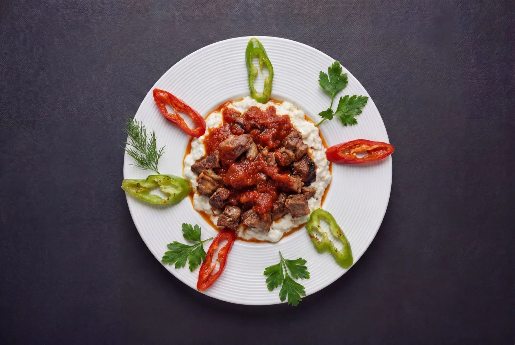 Assiette Alibaba — signature de la maison
